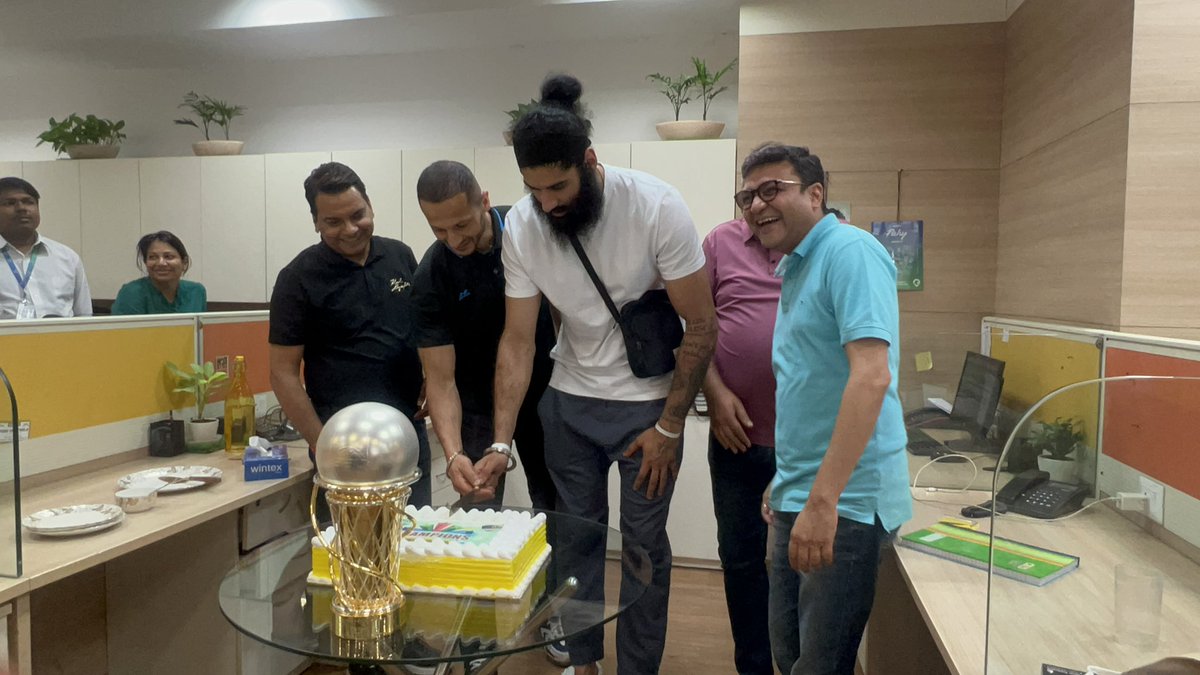 VikasbansalEF's tweet photo. Today we welcomed #gurugrammasters key players @Bg6Gill @InderbirGill12 at our office and celebrated consecutive victory in @3X3BL #season3 and became #champions many thanks league commissioner @RohitBakshi20 and @BFI_basketball for this great 👍 platform into india @rajeev0611 https://t.co/JXnoEpDms0