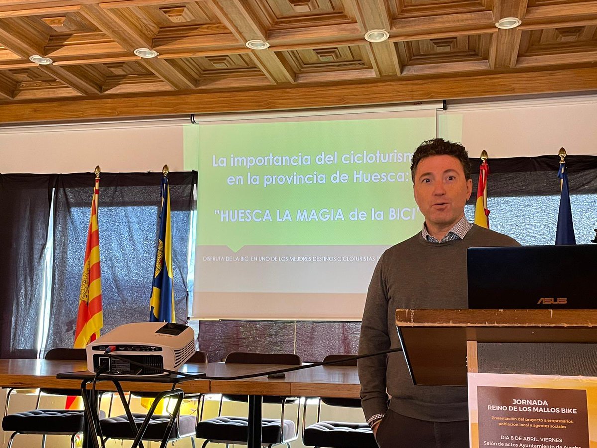 Dando una charla en la jornada organizada por #reinodelosmallosbike en el @ayuntamientodeayerbe “La importancia del cicloturismo en la provincia de Huesca”.