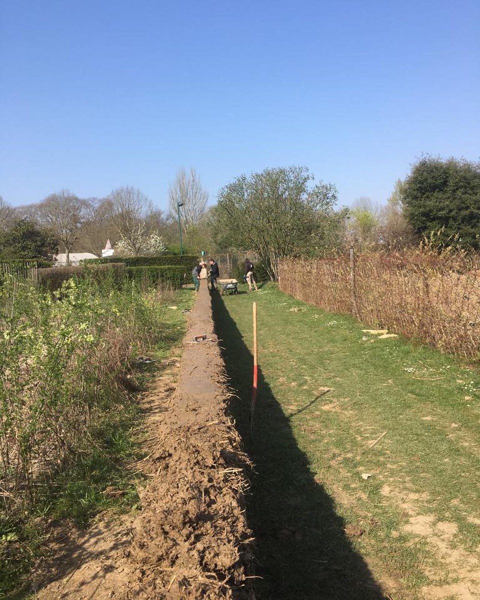 Construction d’un mur en #bauge, pour délimiter la parcelle de cultures des #apprentis de #BPA. 

📷 Joffrey Deschamps