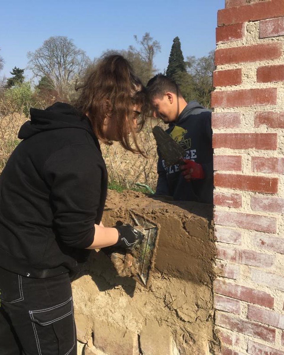 EcoleDuBreuil's tweet photo. Construction d’un mur en #bauge, pour délimiter la parcelle de cultures des #apprentis de #BPA. 

📷 Joffrey Deschamps https://t.co/qDT12eZWaM