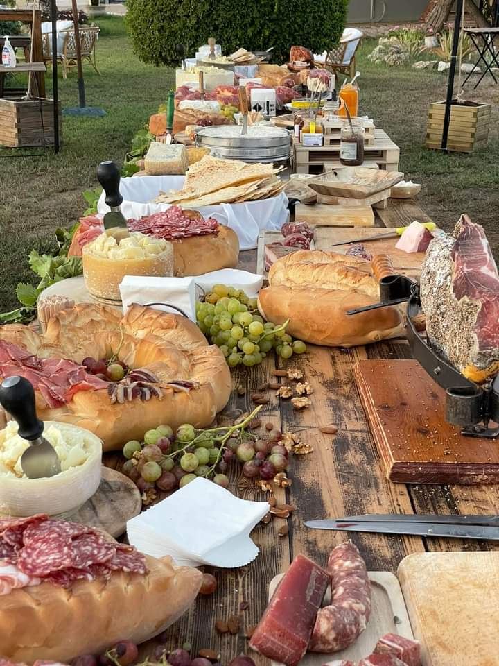 avince77's tweet photo. #Catering #SardinianStyle obviously for an #event with many people (credits to #3B #Sassari ) https://t.co/5QxhEzoK5r