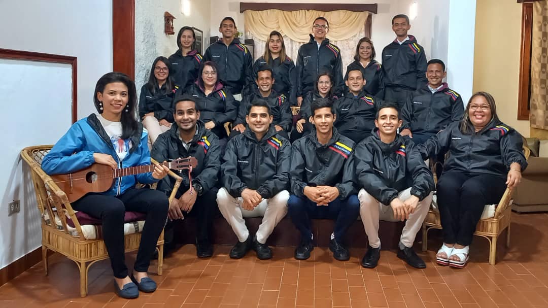Hctorcorrea1's tweet photo. Un grupo de 24 líderes de una Iglesia Cristiana venezolana y con más de 50 años contribuyendo con la Paz del país, fueron invitados a un seminario de Estudio Bíblico en República Dominicana, tienen toda su documentación, hotel, pasajes, y aún no les ha sido otorgada la visa. https://t.co/ix1owOSEDA