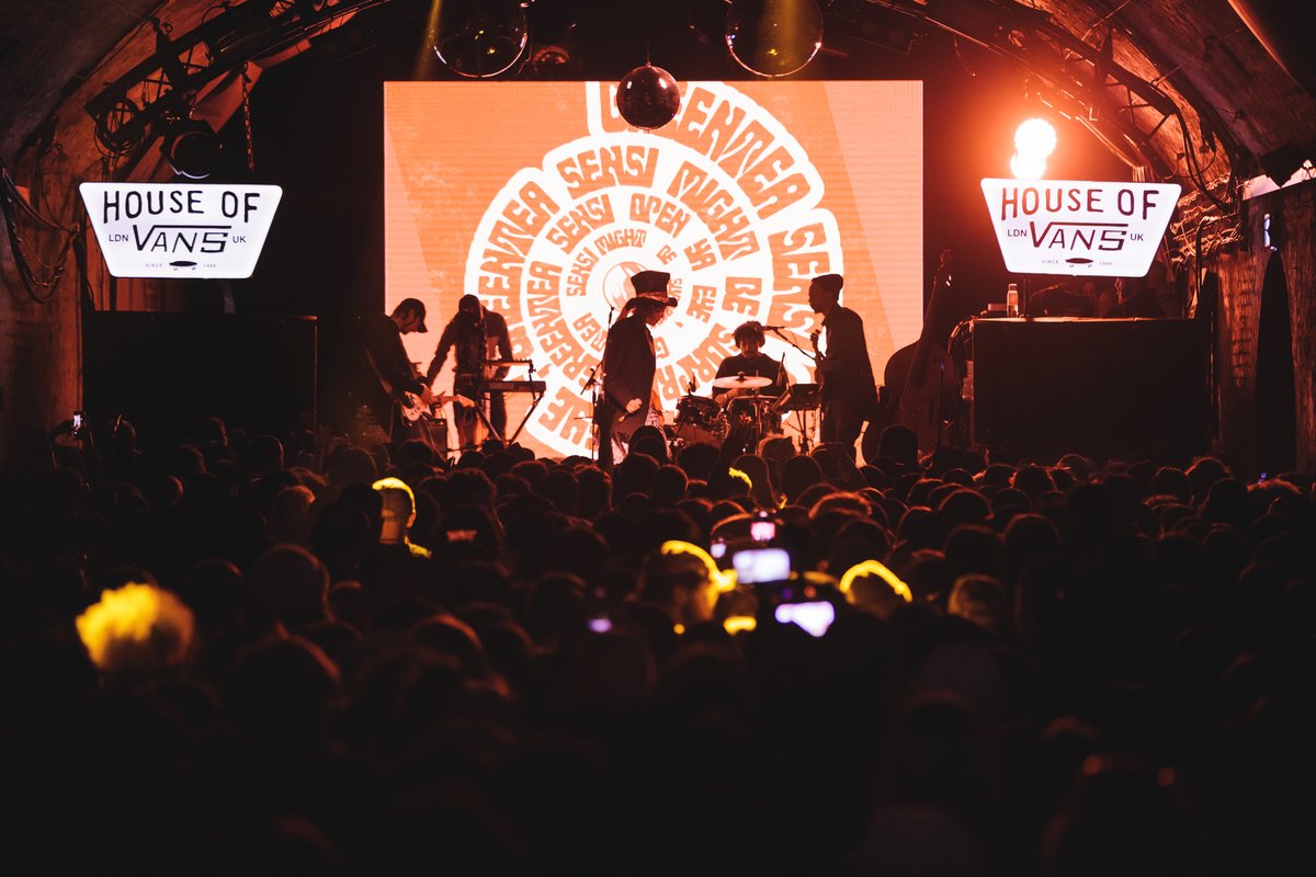 🏁 London! So good to be blasting full gigs on the main stage again!

<a href="/greentea_peng/">Greentea Peng</a>  - you were divine! 🪄

Big thanks to <a href="/HakBaker/">Hak Baker</a> &amp; <a href="/elizarosemusic/">Eliza Rose</a> for making it a night to remember.

🏠🖤