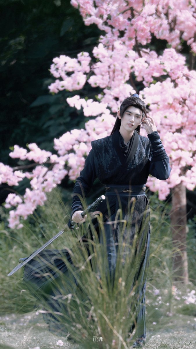 Apnaries0408's tweet photo. I wish your birthday this year to success in everything that you are willing to do it.
No matter what about the study or working that you're love.

You are like a star that shinning and making everyone see how you become.
 #HappyFeiyuDay #陈飞宇0409生日快乐 https://t.co/oPAer8zyWQ