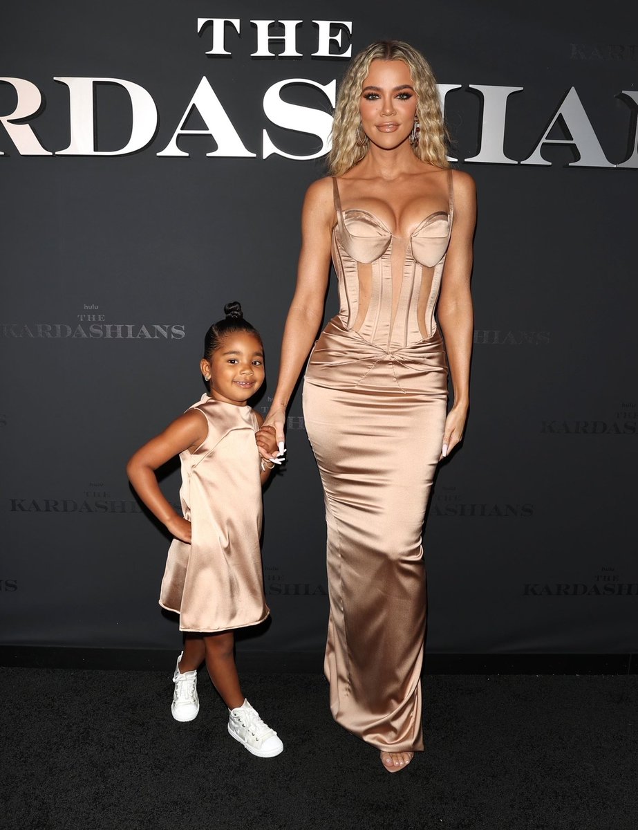 dontbfcknrude's tweet photo. Khlo and True in 4K at #TheKardashians event 🤩@khloekardashian https://t.co/DiFAIDCLXK
