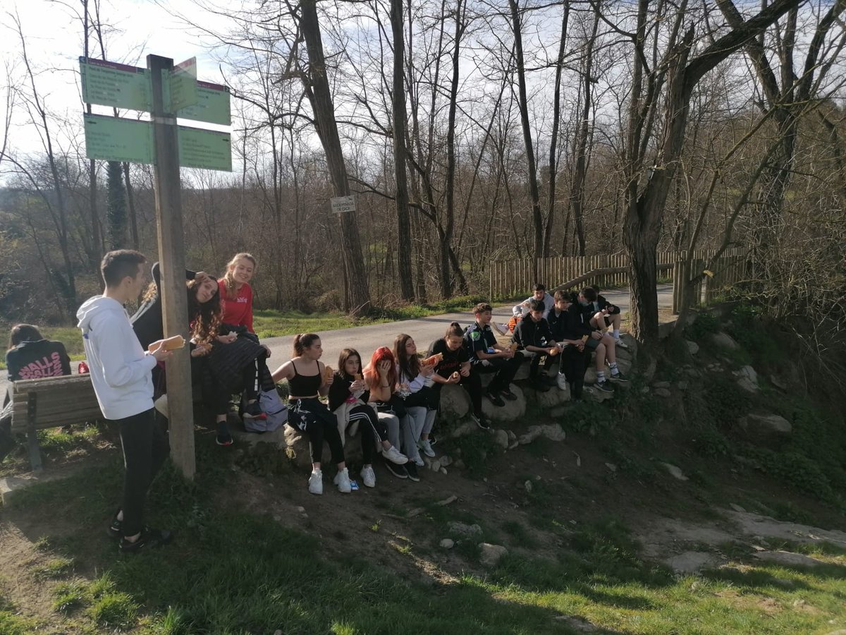 ie_martamata's tweet photo. Avui els i les alumnes de 4rt d'ESO han gaudit d'una sortida a l'entorn i en acabant han fet un mini campionat de paddle al club 🎾 Torelló #SecIEMM https://t.co/AjRfTqpgDl