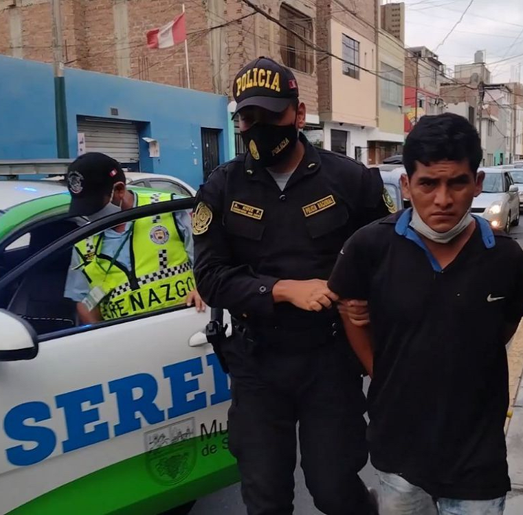 SurcoNoticias's tweet photo. Paréntesis a pésima gestión actual en @MuniSurco1:
Felicitamos a serenazgo #Surco por capturar delincuente en #Sector01 (límite con Barranco) 👏
Seguridad ciudadana es labor de @PoliciaPeru, pero valoramos mucho el apoyo de nuestros valerosos serenos 👍
https://t.co/eMpetEJoDY https://t.co/9qorM7Hvus