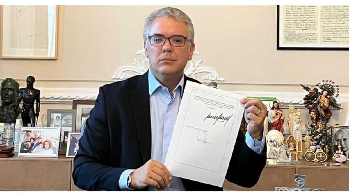 CristoBustos's tweet photo. Colombia nunca había tenido un Presidente tan infantil,tan chiquito. https://t.co/GTHAkgxqFa