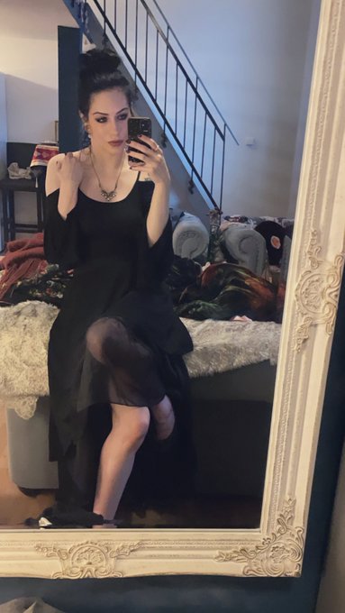 Not going anywhere. Just loving this look. https://t.co/nPNqlete5x<a href="/tag/pinkiesout"class="tags"><span>&#35;pinkiesout</span></a>