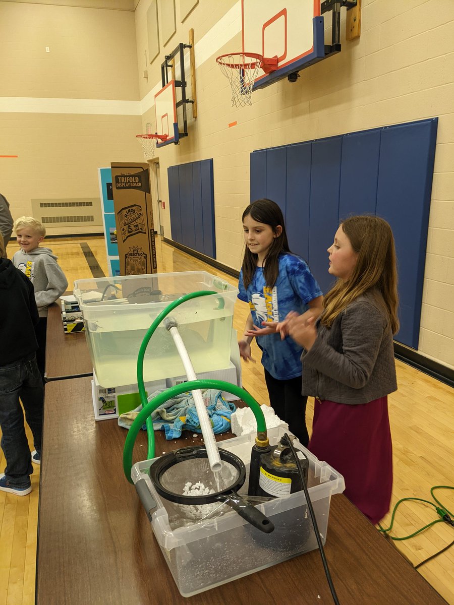 CvMoline's tweet photo. Last night Bicentennial held their Maker Fest! Lots of great creativity! https://t.co/bq0VGSiSiP