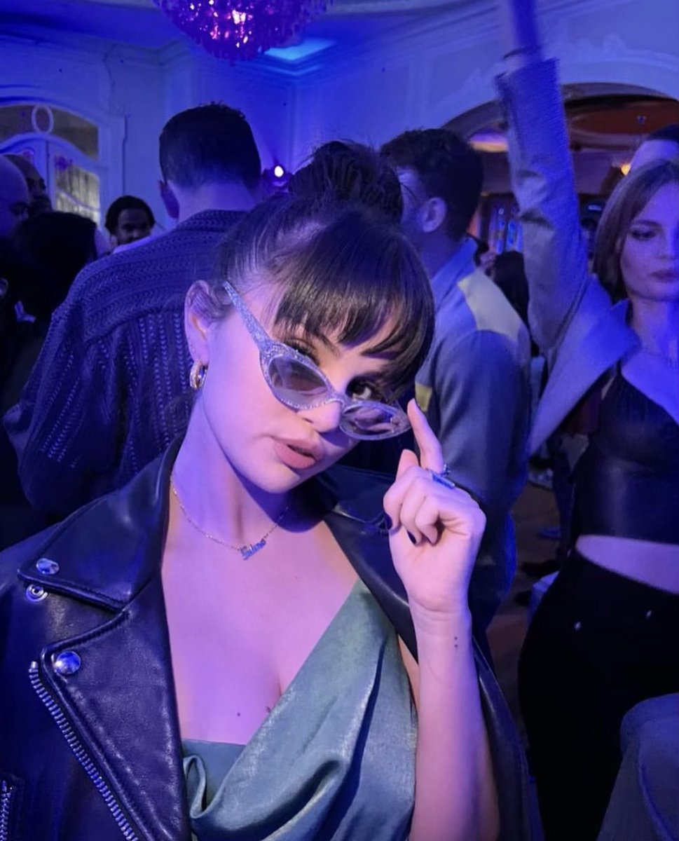 GomezSource's tweet photo. “They say go socialize, I say ok. Last 20 min = success” 

— Selena Gomez via Instagram https://t.co/cww1SJWwNG