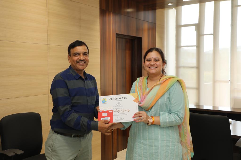 MCChandigarh's tweet photo. The winners of Chandigarh Freedom2Walk,Cycle & Run being honoured today for their tremendous contribution by Ms. Anindita Mitra, IAS, CEO-CSCL!
It was inspiring to see people of all age groups performing their best!
@SmartCities_HUA @ChandigarhSmart #Freedom2Walk #Freedom2Cycle https://t.co/fHdAiUp4h2