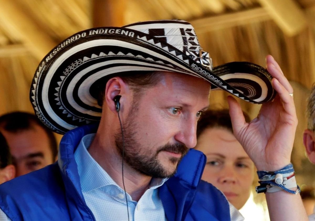 RezaJosereza's tweet photo. Observa bien, sabes quièn es?
Haakon Magnus Príncipe de Noruega en la Mojana. Y tù de espantajopo pidiendo sombrilla nacido al lado del magdalena🙁
#MasHumildad https://t.co/TZgK7fVN0E