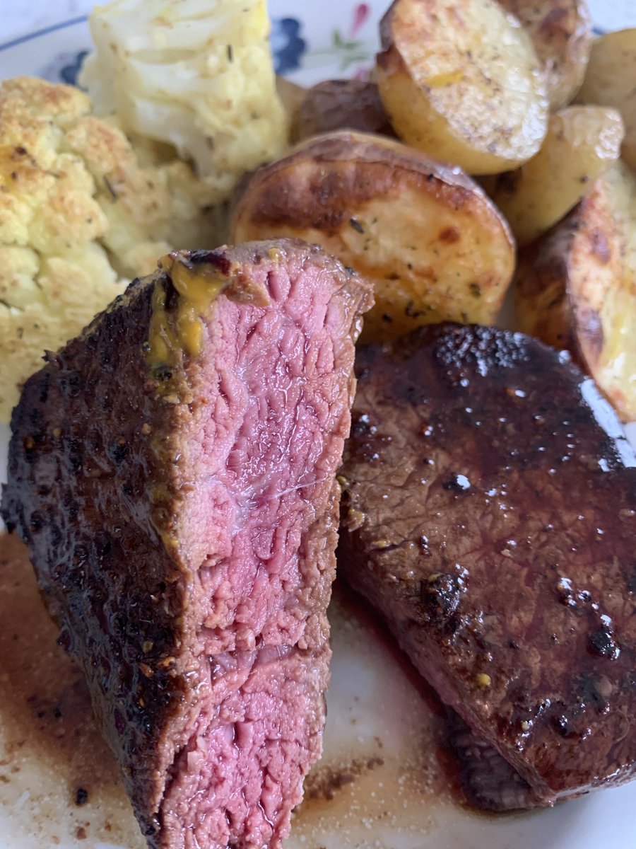 rico_stathis's tweet photo. #Scottish #Filet roasted tatties and cauliflower…Yummy😊#dinner #ScottishBeef #meatandtwoveg https://t.co/5alODWuixi