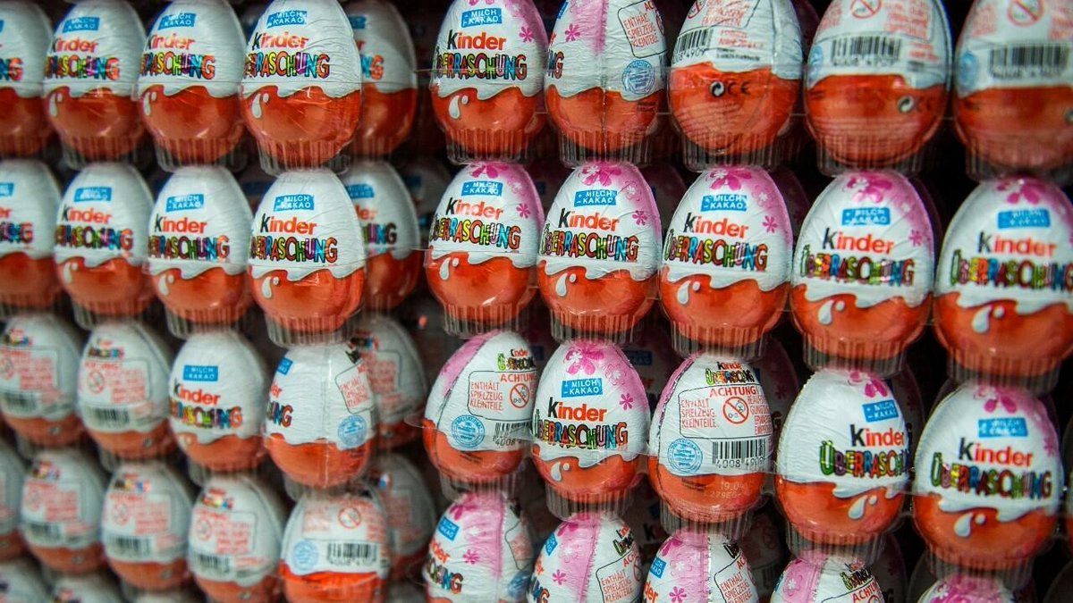 TVVnoticias's tweet photo. La agencia federal de seguridad alimentaria de #Bélgica (#Afsca) retiró provisionalmente la licencia de operación a la planta que fabrica chocolate #Ferrero en #Arlón después de que una serie de productos, incluidos los huevos #Kinder, hayan provocado casos de #Salmonela. #TVV https://t.co/mw9FH8RbKm