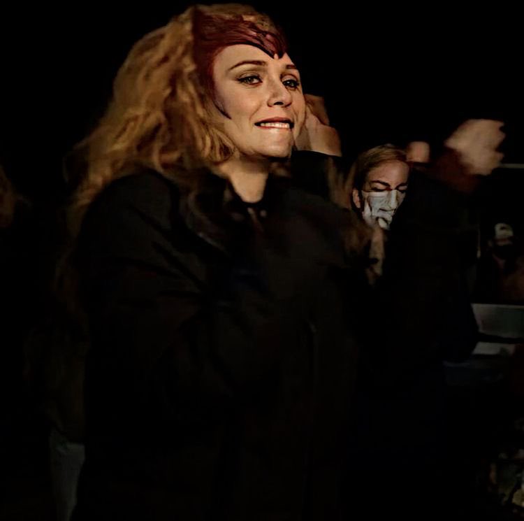 thinkerwanda's tweet photo. Elizabeth Olsen behind the scenes of WandaVision https://t.co/b3sZxLDzv3