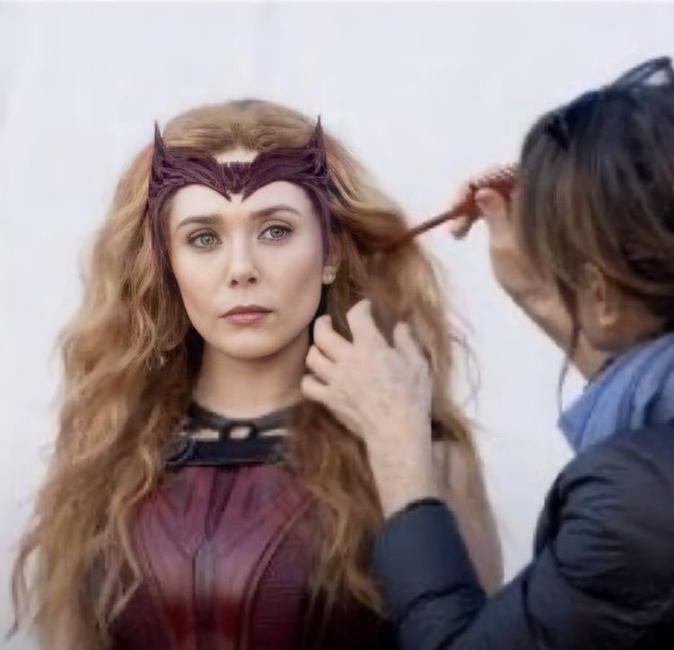 thinkerwanda's tweet photo. Elizabeth Olsen behind the scenes of WandaVision https://t.co/b3sZxLDzv3