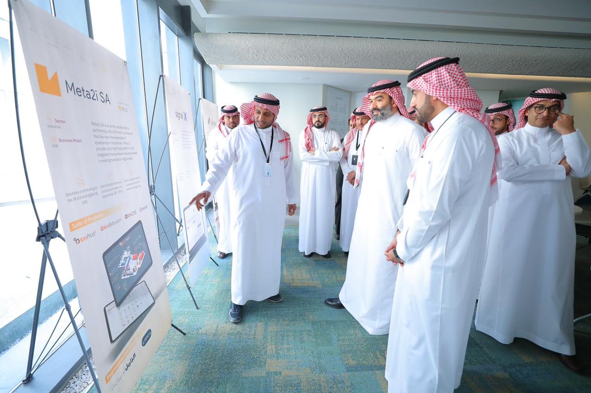 Meta2iMeta's tweet photo. 🇬🇧 We had the honor of presenting Meta 2i Saudi Arabia 🇸🇦 to @aalswaha, Saudi Ministry of Communications and Information Technology @McitGovSa with our partner @42TheGroup. Our joint expertise will support the Kingdom's factories and Industry 4.0. https://t.co/8Z8VJpNy26