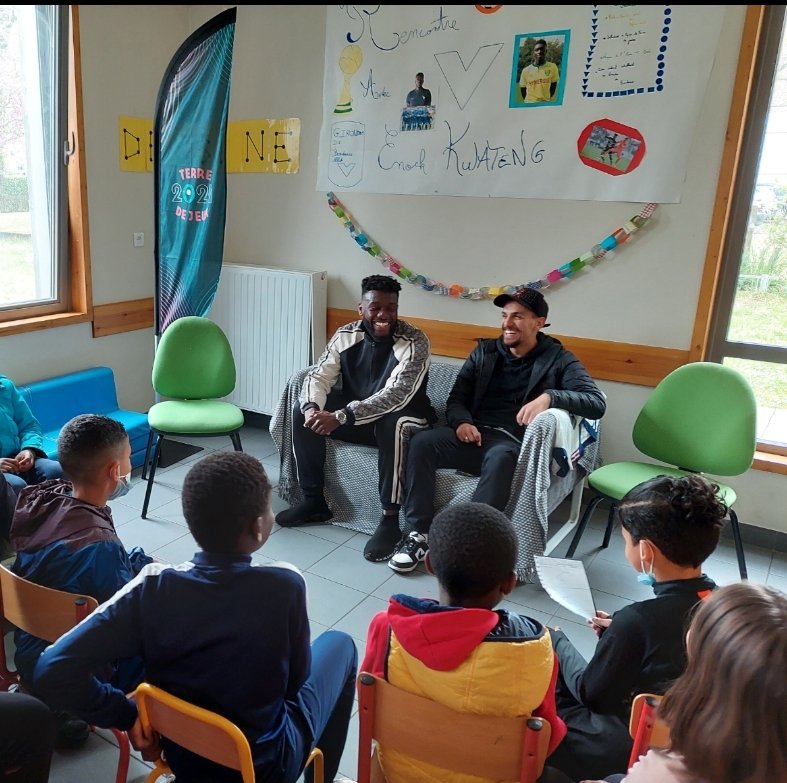 Petite parenthèse hors terrain,afin  d'envoyer un clin d'œil à <a href="/e_kwateng/">Kwateng Enock</a>  pour sa participation au projet <a href="/Villedepessac/">Ville de Pessac</a> 
Pessac,mon terrain de jeu 
avec Mohamed.
L'occasion pour des enfants  d'échanger avec lui en toute simplicité,avec beaucoup de bonne humeur et de sourire.🙂