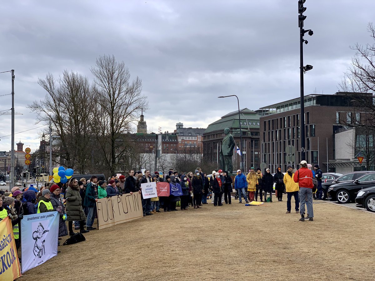 Today we gathered for #FridaysForFuture #Helsinki on the steps of Finnish Parliament as usual.

Then a crowd gathered outside in solidarity as @ZelenskyyUa spoke to the Parliament of #Finland via video. What a historical moment. 

#stopfuellingwar #ilmasto #ilmastokriisi #ukraine
