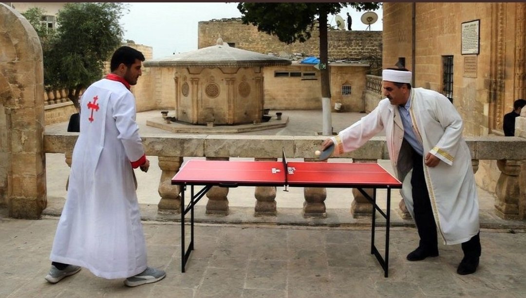 Bize böyle haberlerle gelin..

Mardin'de bir imam ve kilise görevlisi, cami ve kilise bahçesinde masa tenisi oynadı.. 
#cuebbeli #imam #kilise #barış #sevgi