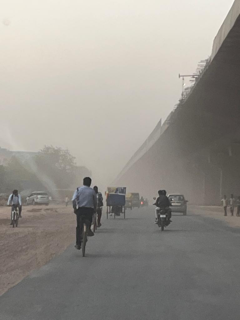 ImSharmaKunal's tweet photo. Sohna Rd,Vatika Chowk,Sec 49,Gurgaon.Heavy dust pollution through the day and night on Vatika Chowk.Situation getting worse everyday.Societes Next to road literally breathng Dust entire day.Authorities Completely Ignorant.For 2 Yrs we are forced to breathe dust. https://t.co/Pk31EkCtUI