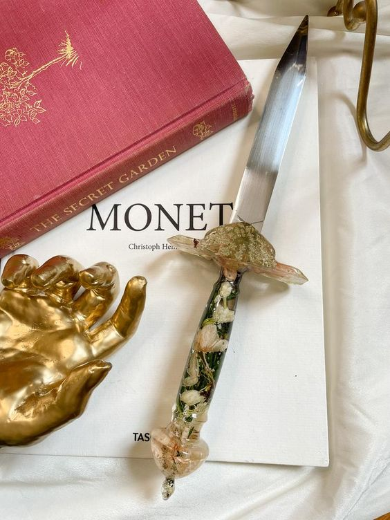 𝘢𝘦𝘴𝘵𝘩𝘦𝘵𝘪𝘤 𝘷𝘪𝘴𝘶𝘢𝘭𝘴 •°. *࿐ on Twitter "dagger with flower and insect detail https//t.co