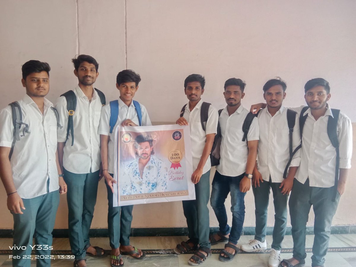 AAKarnatakaFans's tweet photo. Team @AlluArjun_Army Kalburgi Distributed Food packets for Roadside people ...😍😍 #HappyBirthdayAlluArjun .. https://t.co/xEF6HSzRAs