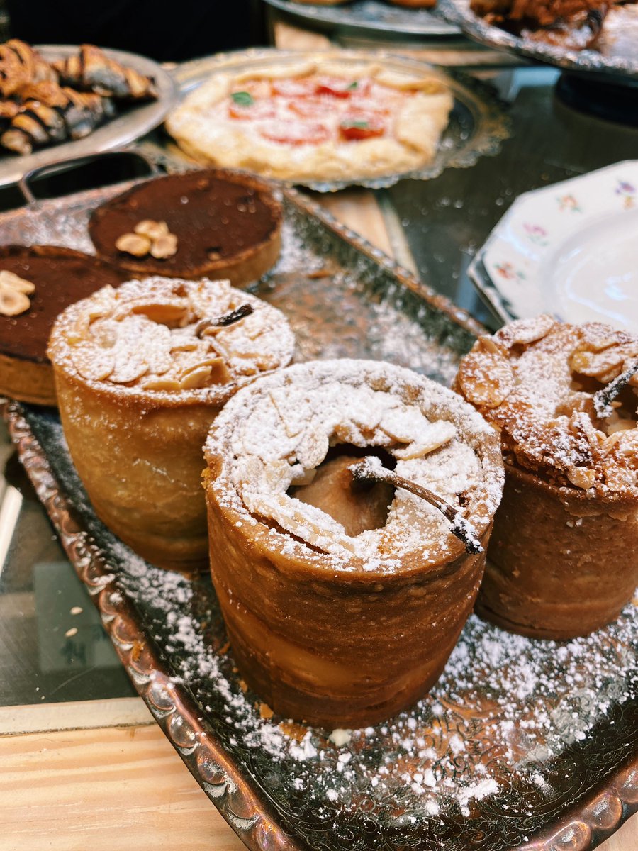 Fun Fact: Hier in Israel wird gefühlt alles vor dem Essen aufgewärmt. So kriegt man in der Bäckerei immer warme Backwaren, die wie frisch aus dem Ofen schmecken.

Dieses Birnendessert aus der Bäckerei Amita war übrigens köstlich! #studierenweltweit #telaviv #israel #essen