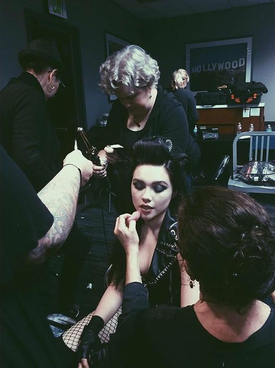 pughthinker's tweet photo. florence pugh behind the scenes of fighting with my family https://t.co/FyyumTM7rn