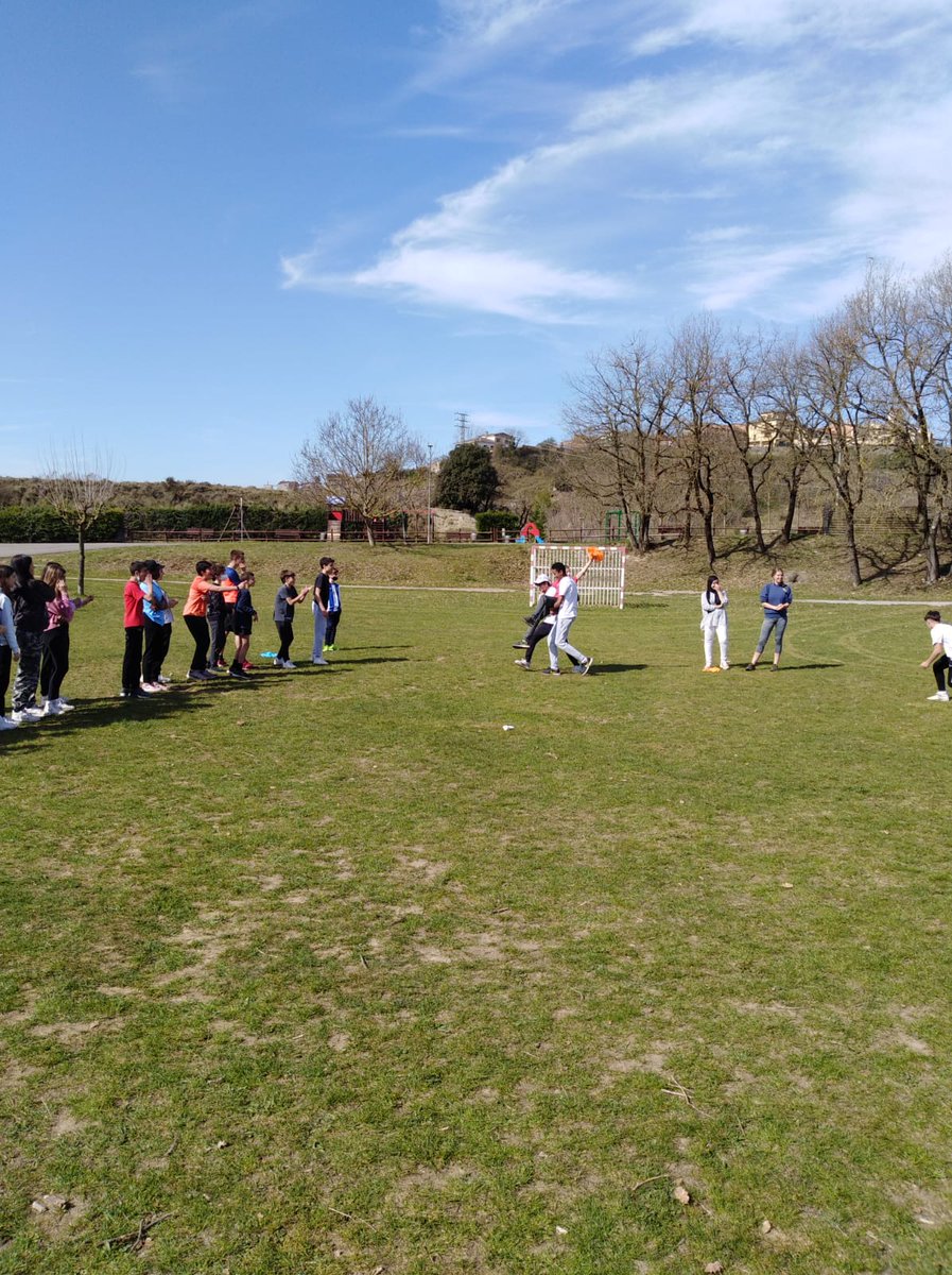 ie_martamata's tweet photo. Els alumnes de 2n d'ESO avui han sortit i gaudit d'una passejada per la vora del riu Ges i han acabat a prop de la Riera de Sant Pere de Torelló on s'han fet jocs populars. #SecIEMM https://t.co/2uKs6P72lm