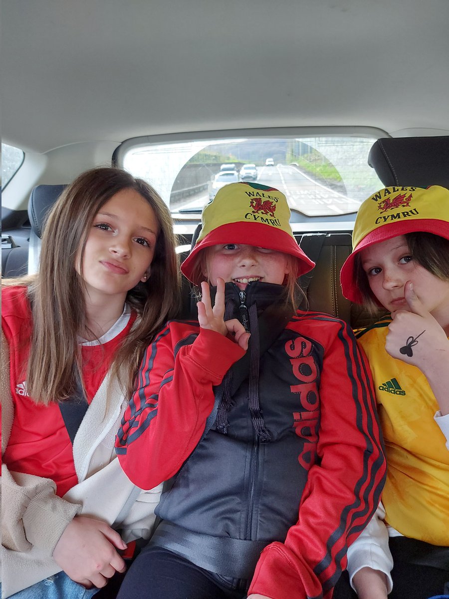 3 girls who have all attended our huddle at some point, now have a big interest in football and are on route to watch the <a href="/Cymru/">Wales 🏴󠁧󠁢󠁷󠁬󠁳󠁿</a> Women at Parc Y Scarlets tonight. These community/club huddles are superb to see.
#Huddle
#womensfootball