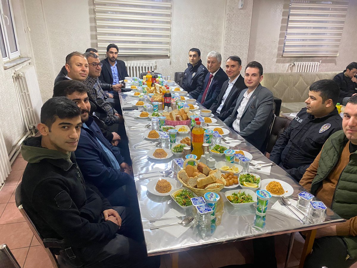 Belediye Başkanımız Sayın Memiş Çelik Polis Haftası etkinlikleri kapsamında iftarda emniyet mensuplarıyla bir araya geldi.

Kaymakam Sayın Zafer Engin ve protokol üyeleri polislerimiz ile hasbihal etti.