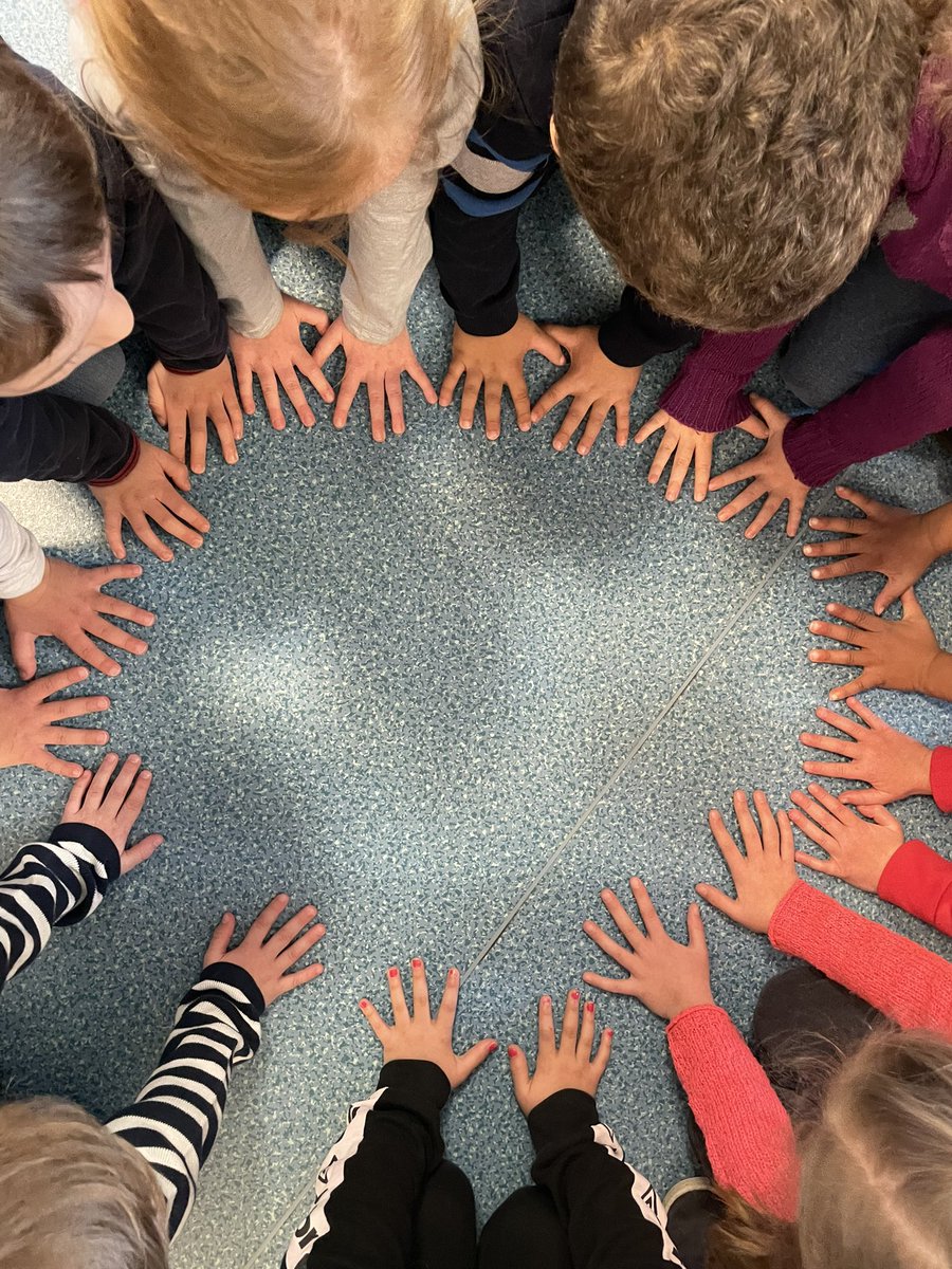 lothoca's tweet photo. Hier c’était le 100ee jour. Il faut 10 élèves pour faire 100 doigts #mathsenviec1 https://t.co/rwixg34HXm