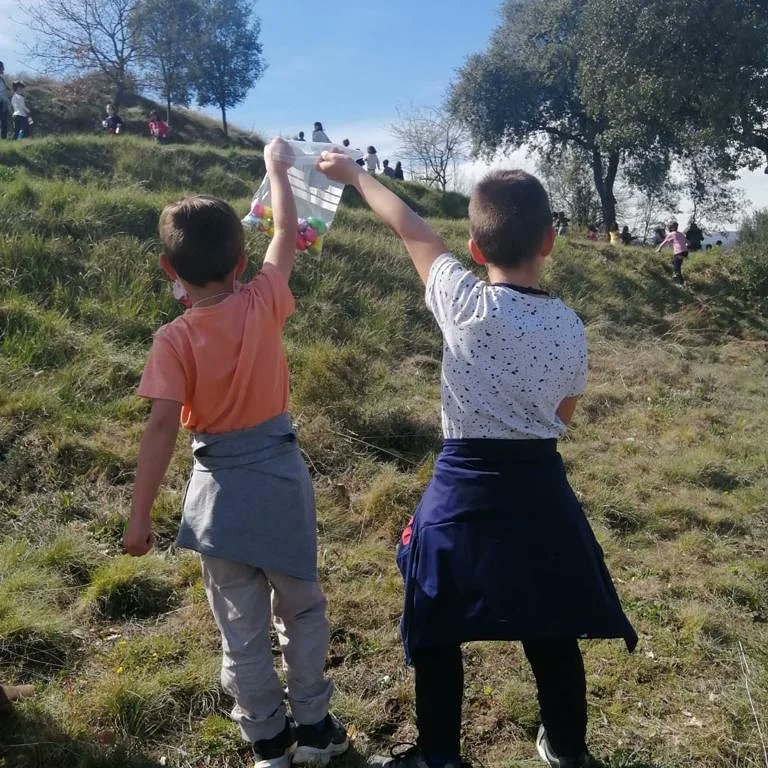 ie_martamata's tweet photo. Avui hem celebrat i gaudit de l'últim dia de trimestre. Sortides, mones, olimpíades... Aprofitant l'entorn agradable i proper dels voltants de l'escola i del poble.
Bones festes i fins molt aviat!
#IEMM #afaiemm https://t.co/df2Uwc5reb