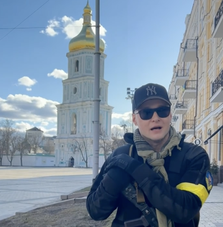 tcabarrus's tweet photo. Les #PinkFloyds viennent de publier un morceau inédit en hommage à l'Ukraine, en s'inspirant du chant de ce #soldat qui se bat contre les #Russes. https://t.co/xFM8Bgjqqb