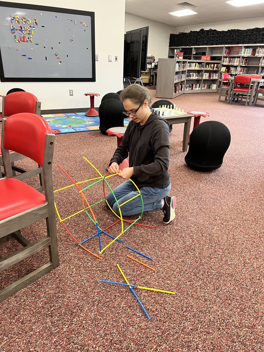 MediaNjm's tweet photo. Last day fun before Spring Break! Creativity in engineering! #Makerspace https://t.co/HKljRaJZw9