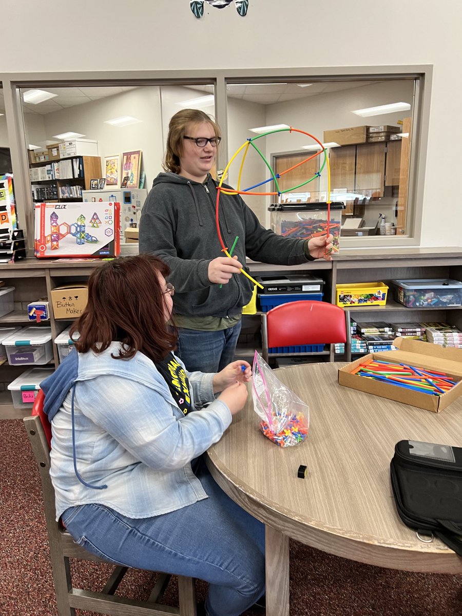 MediaNjm's tweet photo. Last day fun before Spring Break! Creativity in engineering! #Makerspace https://t.co/HKljRaJZw9