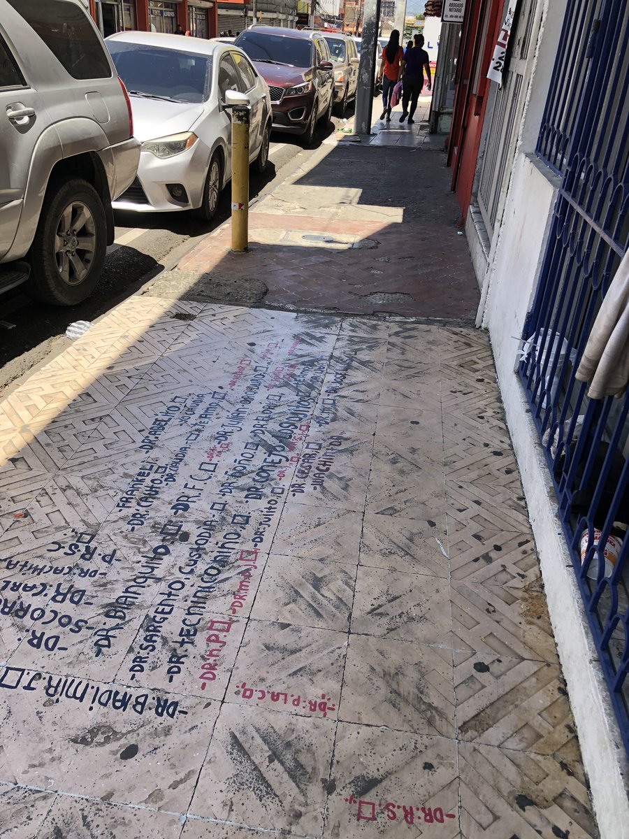 jejiminian's tweet photo. Ayer al igual que hoy me he encontrado con la expresión de una enajenada mental, me sorprendió ella porque la observas y te parecería que no tenga educación. Con esmalte ha escrito nombres de médicos artistas, y demás https://t.co/Fo5IRUB3dA