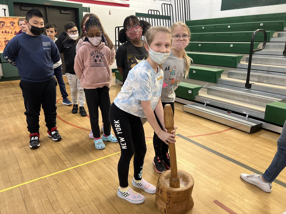 LindenhurstUFSD's tweet photo. Now it’s time for the fourth grade students at Daniel Street Elementary School to explore the Journeys program and the lives of the Eastern Woodland American Indians! #LUFSD #lindyloveslearning https://t.co/IvFj7XgmSS