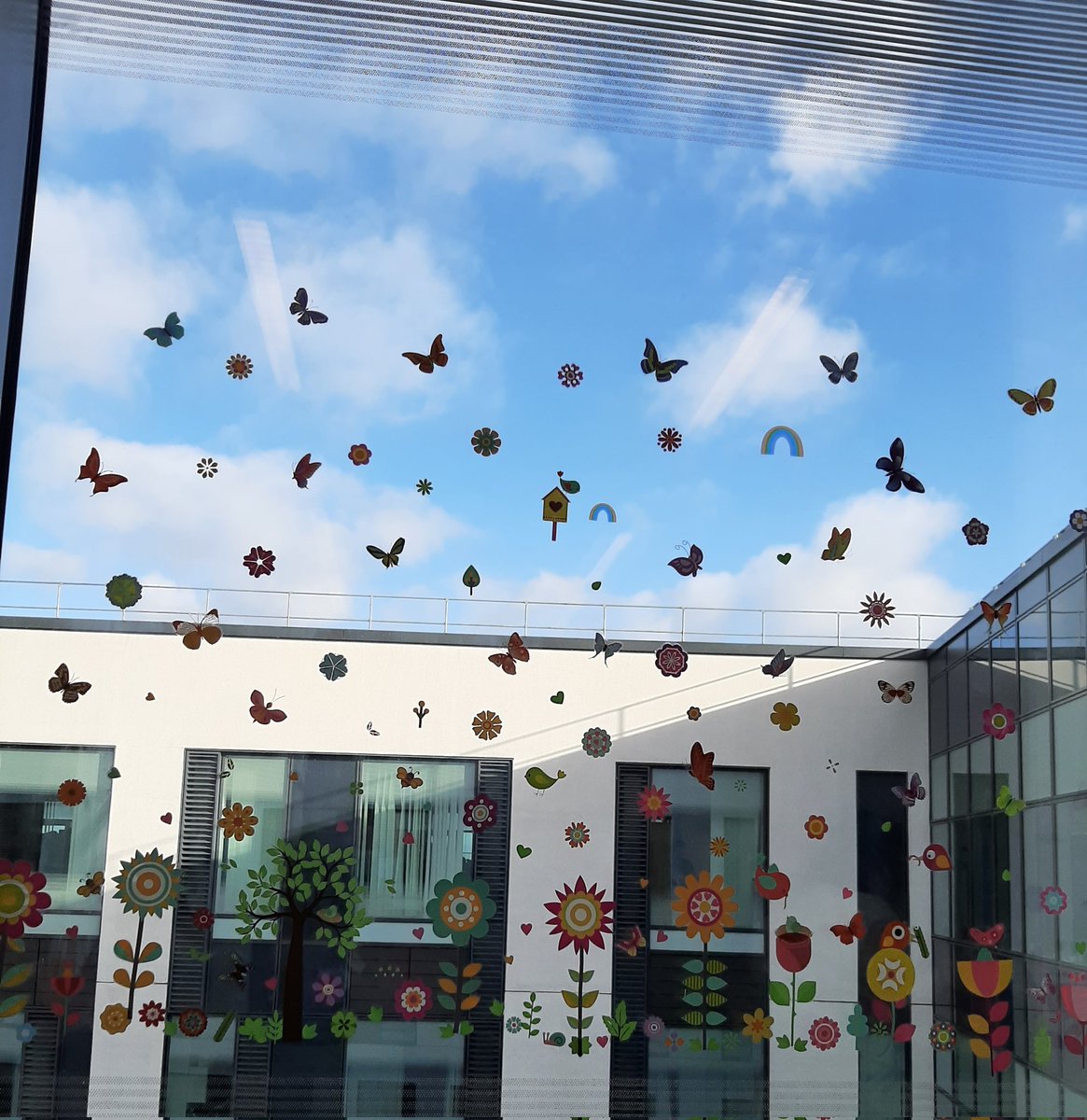 sarahholbrook92's tweet photo. #High5Friday
Tough week but
1. New @runr_uk medal for the 100miles #SpringInYourStep ๐โโ๏ธ๐ถโโ๏ธ๐
2. Spring window display complete ๐๐ป๐๐๐ฆ
3. Wellbeing walk @britton_howarth ๐ถโโ๏ธโ๏ธ
4. Lush catch up talking #LogPodCrew website @CuriousBecks
5. New hair + drama ๐โโ๏ธ https://t.co/S1V5OvtAJ2