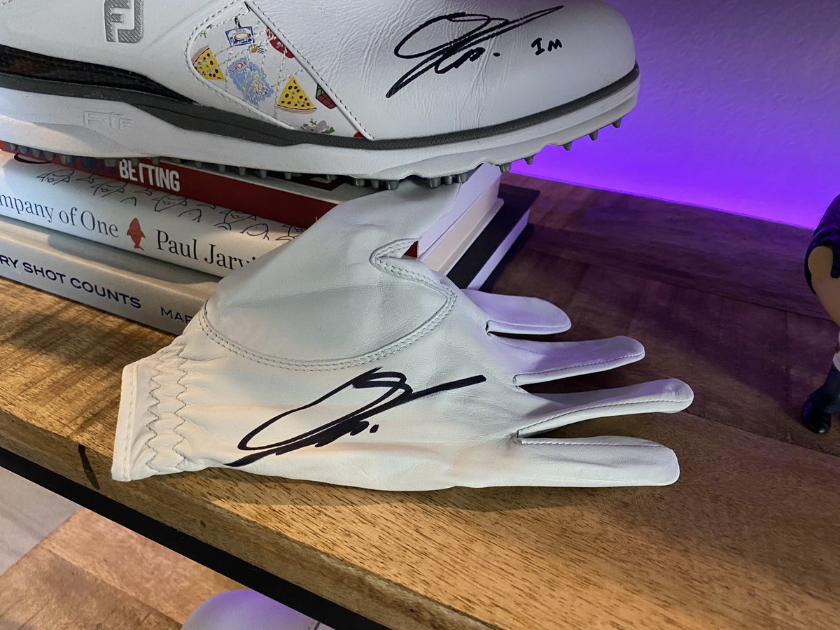 RickRunGood's tweet image. 🚨🚨

If Sungjae Im wins the Masters, I’ll part with these signed shoes from WGC St Jude. 

If he finishes Top 5, I’ll give away the signed glove. 

For the shoes, I’ll give one away and raffle off the other for a good cause. 

RT + Follow to enter. 

Giddy Up!