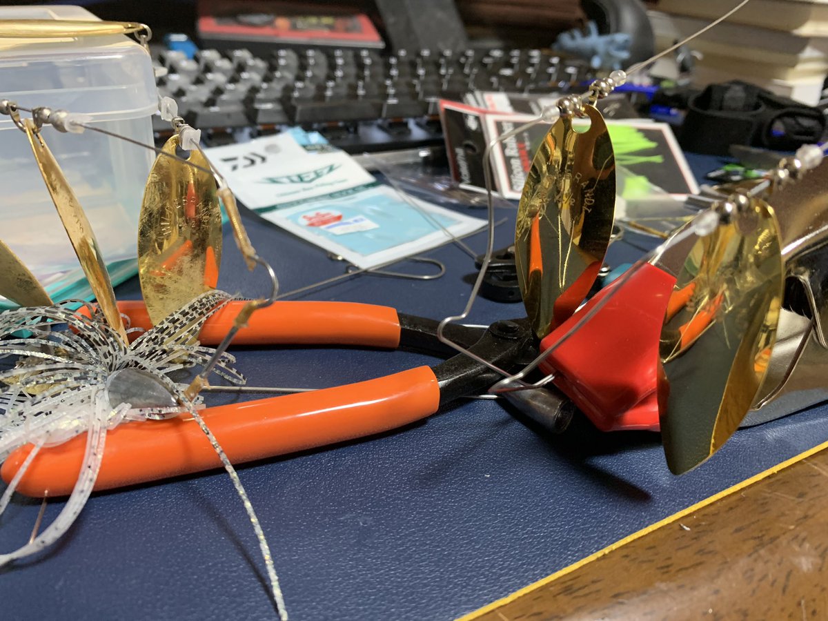 aquabbit's tweet photo. 深夜のスピナーベイト制作工場 https://t.co/9xZDhwLhIr