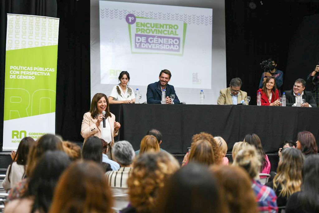 ArabelaCarreras's tweet image. Presentamos la Tecnicatura Superior en Políticas Públicas y Comunitarias en Género y Diversidad.

Queremos formar profesionales desde una perspectiva de derechos que incorporen a su trabajo la promoción de la igualdad y la equidad de género y diversidad.