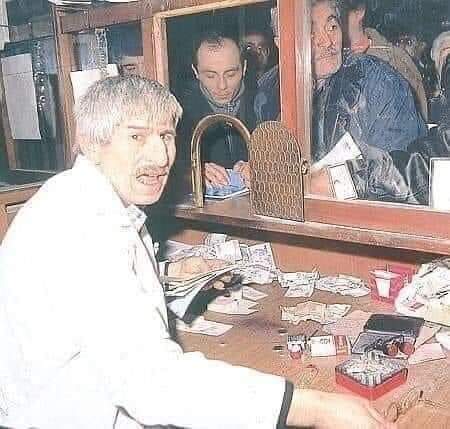 Bilin Bakalım Kimin Dönemiydi bu ? 
Hastane girişlerine vezne koyup her gelene GALOŞ satıyorlardi otoparklar da paralı idi.
Hastalar parasızlıktan kırılıyordu, vergilerimiz  devletin her yerinde yuvalanmış HIRSIZLARA yetmiyordu, üstüne üstlük IMF'den borç alıp onu da ÇALIYORLARDI