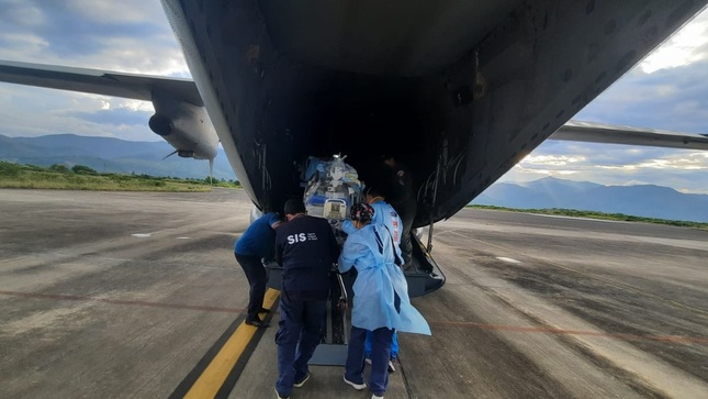 SISPeruOficial's tweet photo. #SISteInforma: Bebé prematuro en estado crítico fue evacuado de Amazonas a Lima en vuelo aeromédico de la @fapperu financiado por el #SIS https://t.co/9Ml8odWg7h
#SISPerú @GoreAmazonas @H2deMayo @Minsa_Peru https://t.co/qXcbMkVEFy