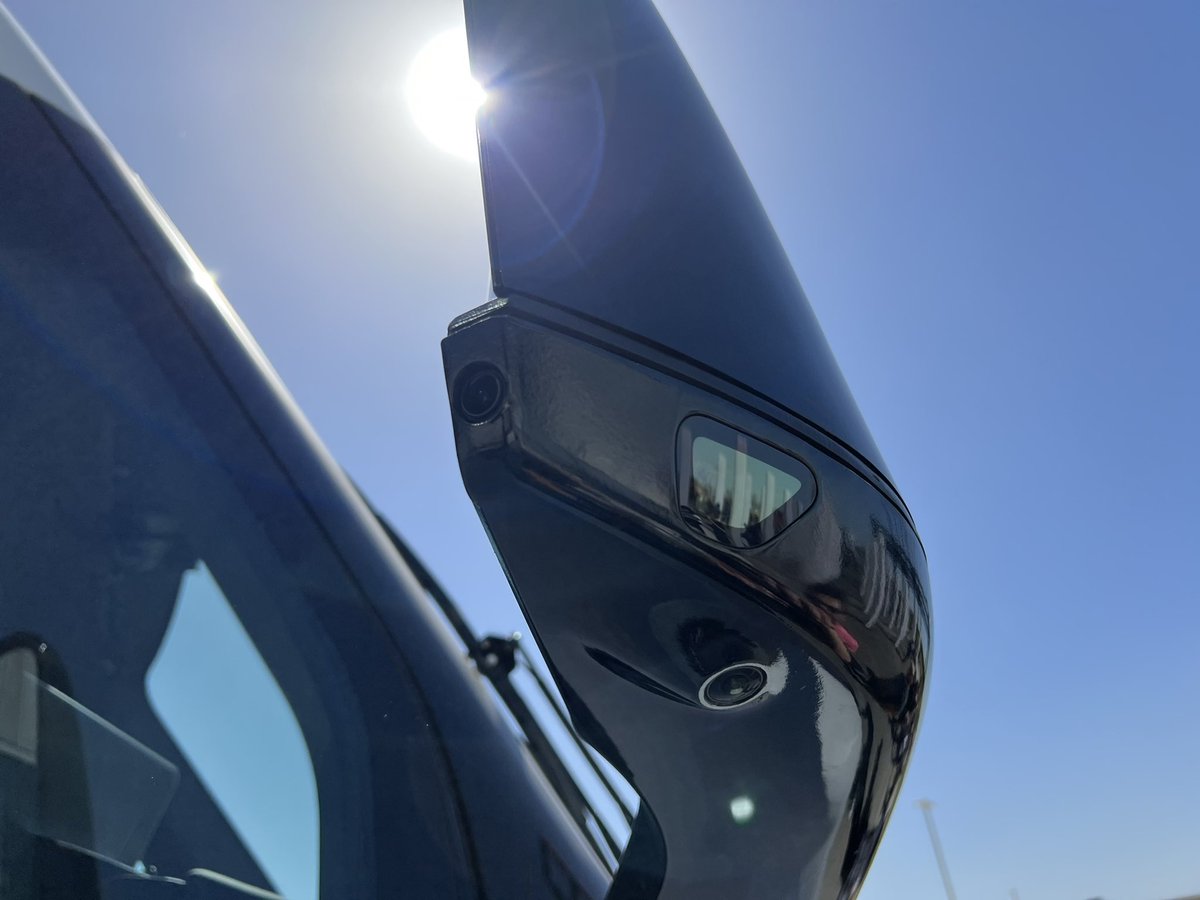 AlltomTesla's tweet photo. Teslas el-lastbil har 3 kameror i vardera backspegel för att få en så bra bild av omgivningen som möjligt. 

#Tesla #TeslaSemi #ellastbil #lastbil https://t.co/anjebfxZzv