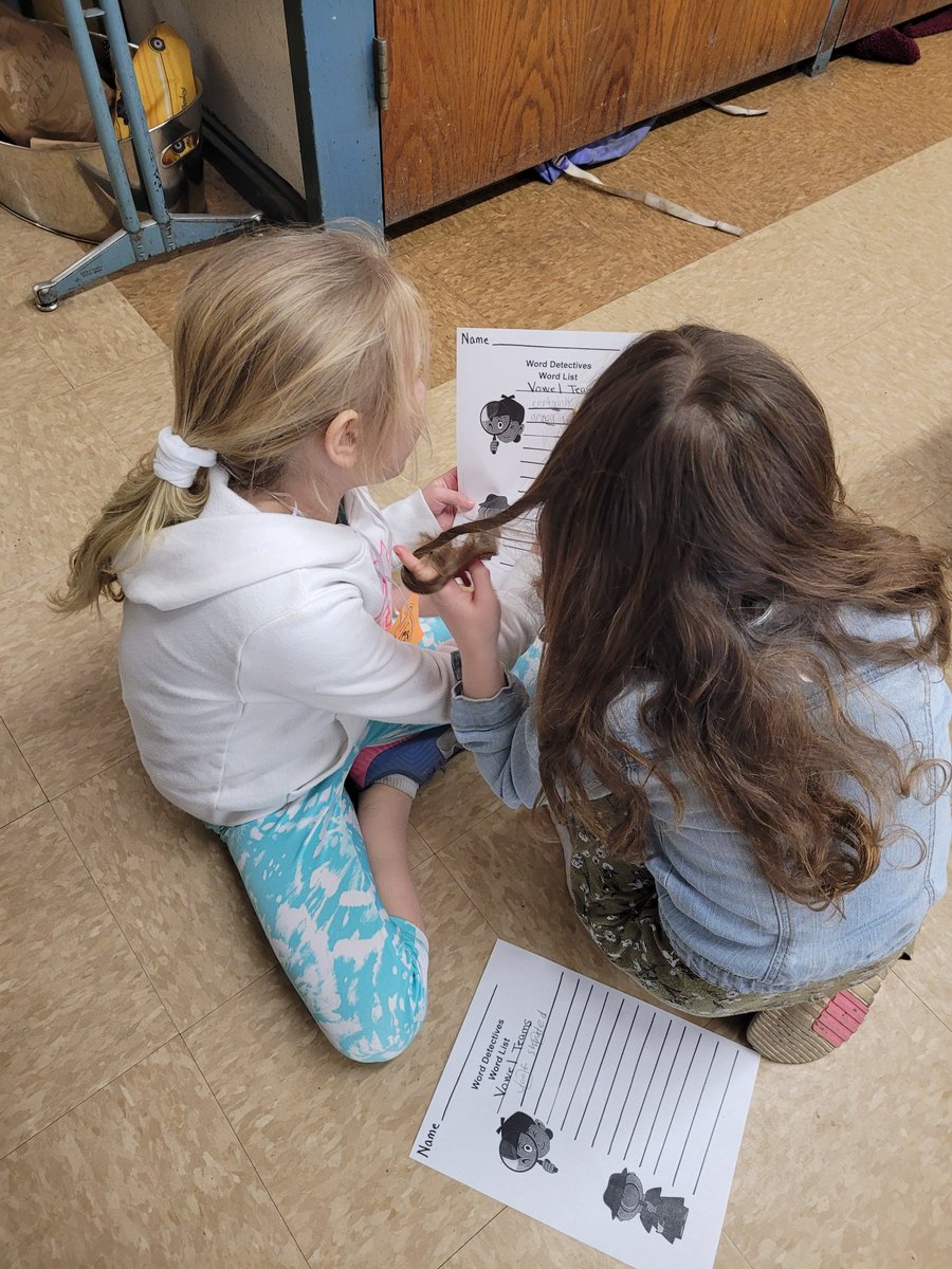 JFKWBschool's tweet photo. Mrs. Woltmann's students are doing great work as word detectives! https://t.co/rJhZhJVAiq