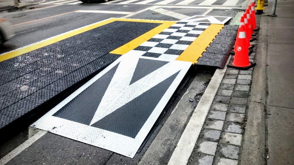 TO_Cycling_Ped's tweet image. ZICLA platforms are being added in the cycle tracks to the #ActiveTO Midtown Complete Streets Pilot on Yonge St. These platforms keep bikeways protected and curbside for people cycling, while also serving as an accessible loading zone with direct and level access to the curb.