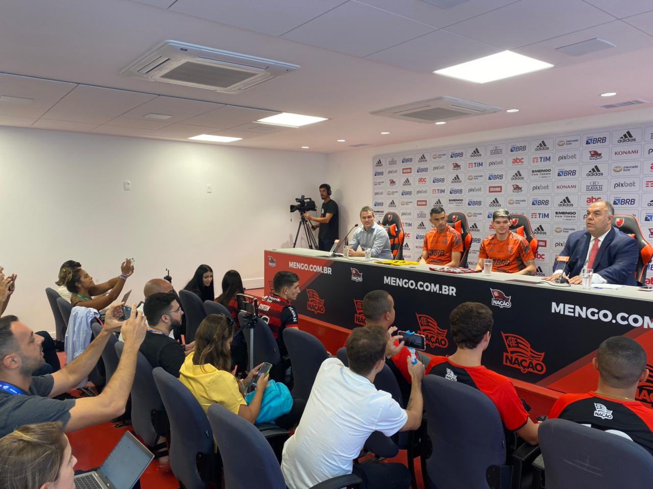 Em meio a clima tenso no Ninho, Santos e Ayrton Lucas são apresentados pelo Flamengo; veja como foi